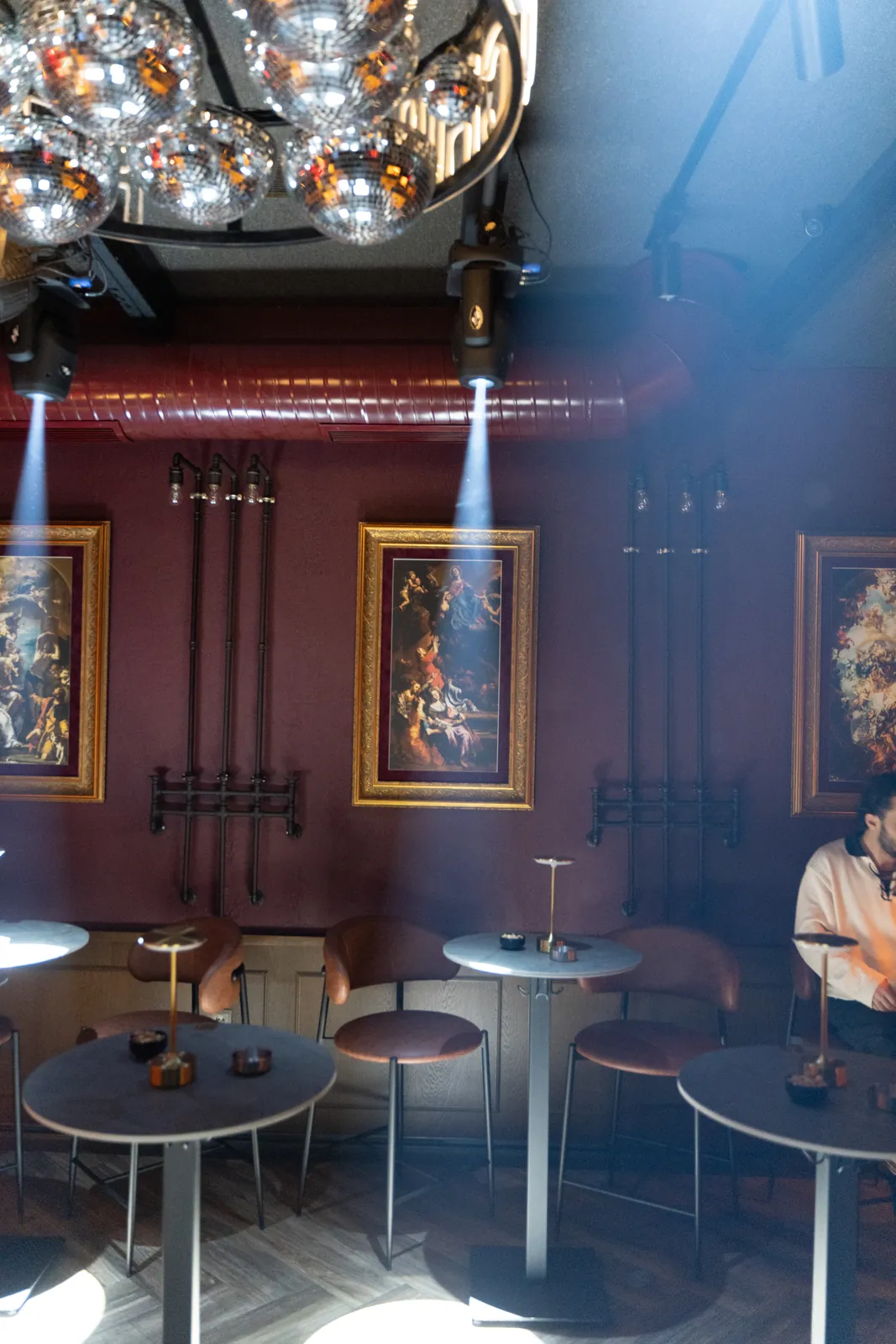 Barok tablolar ve ışık huzmeleriyle lounge