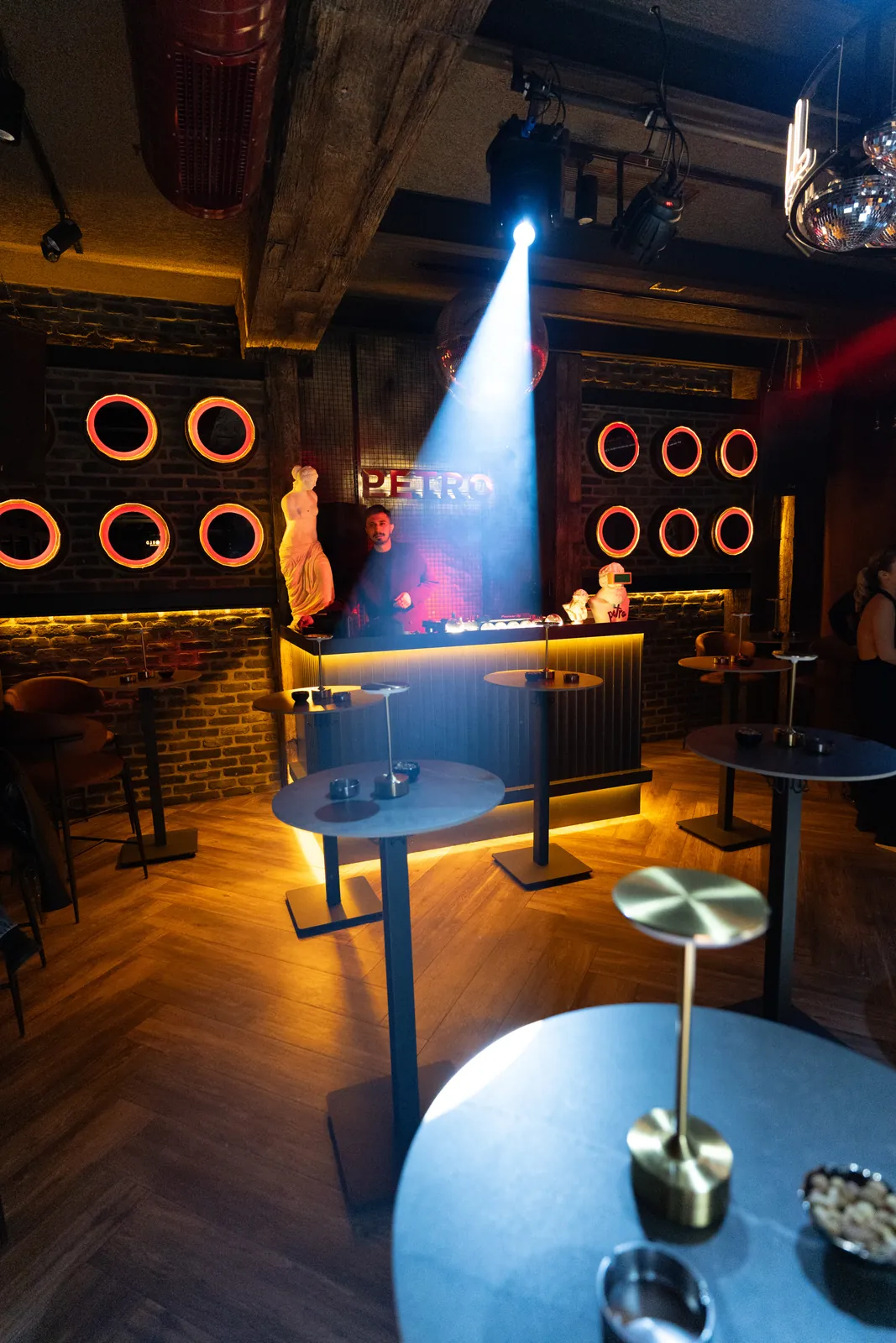 Lounge masaları ve DJ kabinine uzanan ışık
