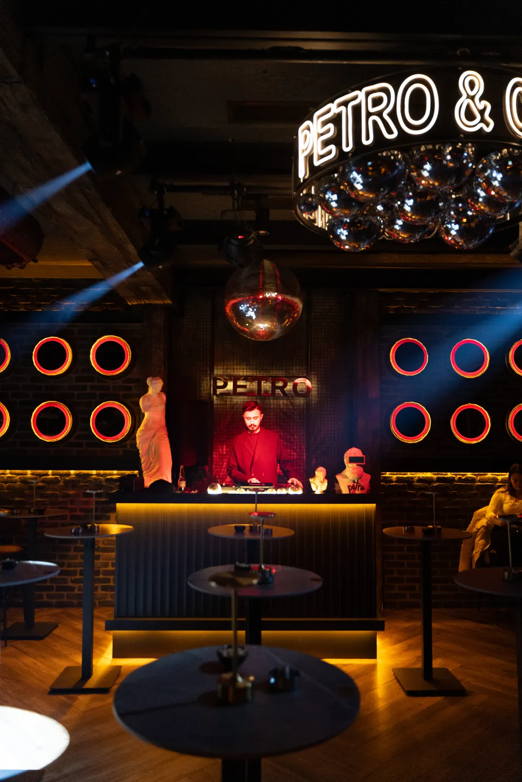 PETRO & CHILL neon avizesi ve salon
