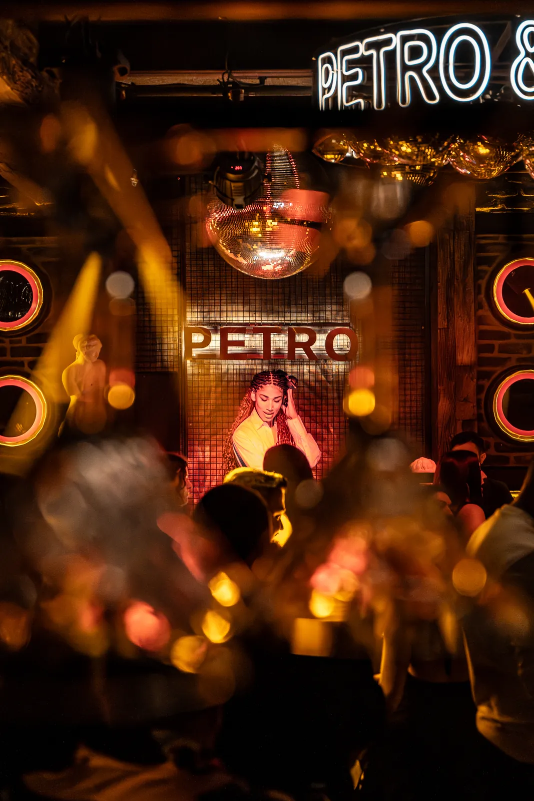 PETRO tabelası, disko topu ve gece ışıkları